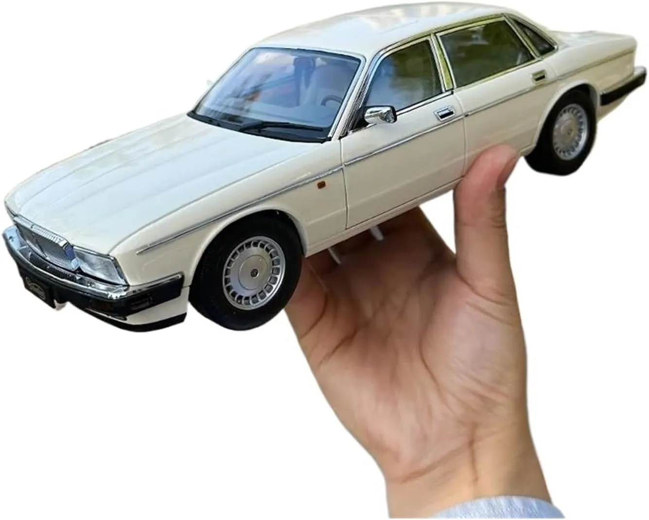 1:18 for Jaguar XJ6 Daimler XJ40 Alloy Car Model Collectible Ornaments Decorative Souvenirs Mini Simulation Toys(Red)