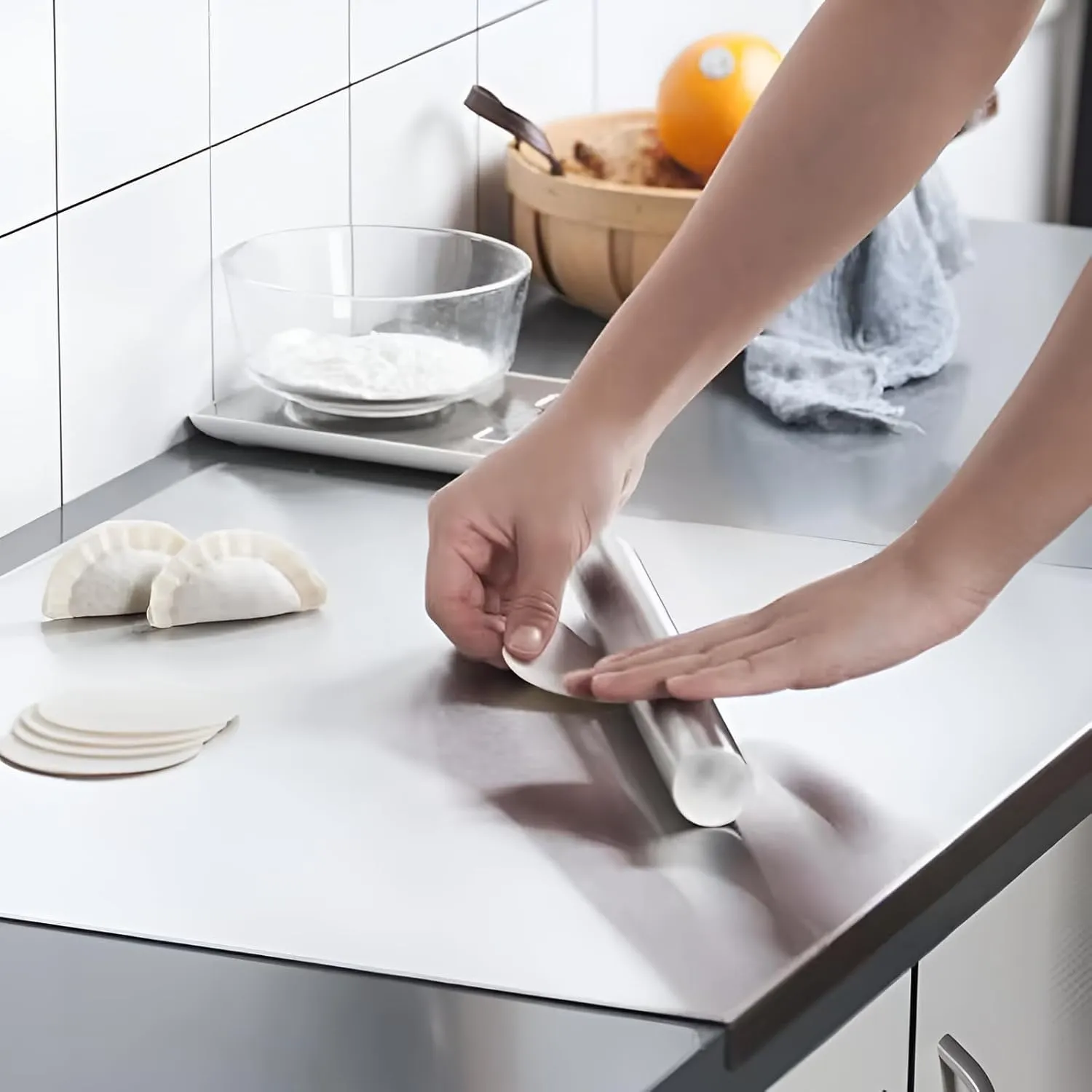 304 stainless steel cutting plate. Lipped stainless steel cutting board. Large cutting board suitable for meat, fruits, vegetables, bread, and baking. (Stainless Steel, 15.7"L x 11.8"W)