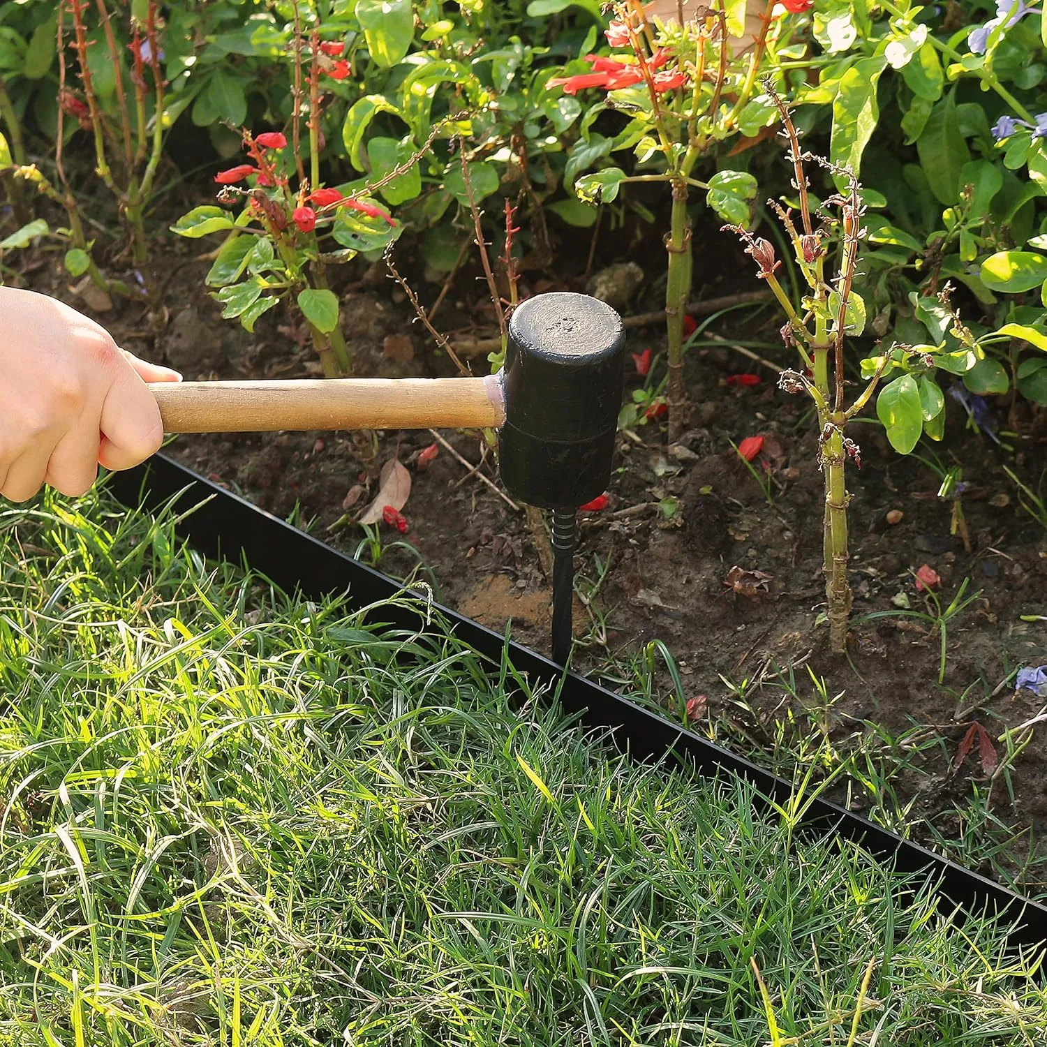 Gardzen 1.5" x 33' Landscape Edging Kit, Garden Edging Coil Comes with 40 Pcs Spikes, No Dig Lawn Border Design