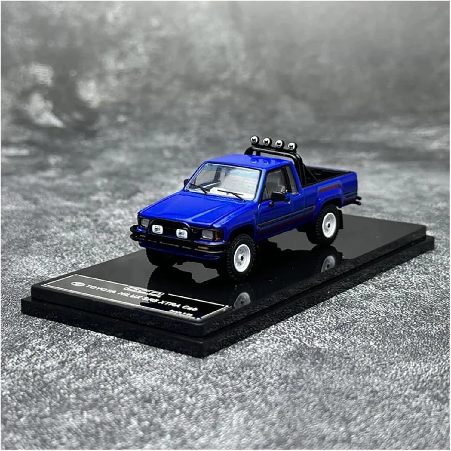 Sports car Metal Model for SR5 Pickup Truck 1:64 Alloy Static Classic Transporter Model Collection Metal Car Ornaments for Home Décor(Yellow)