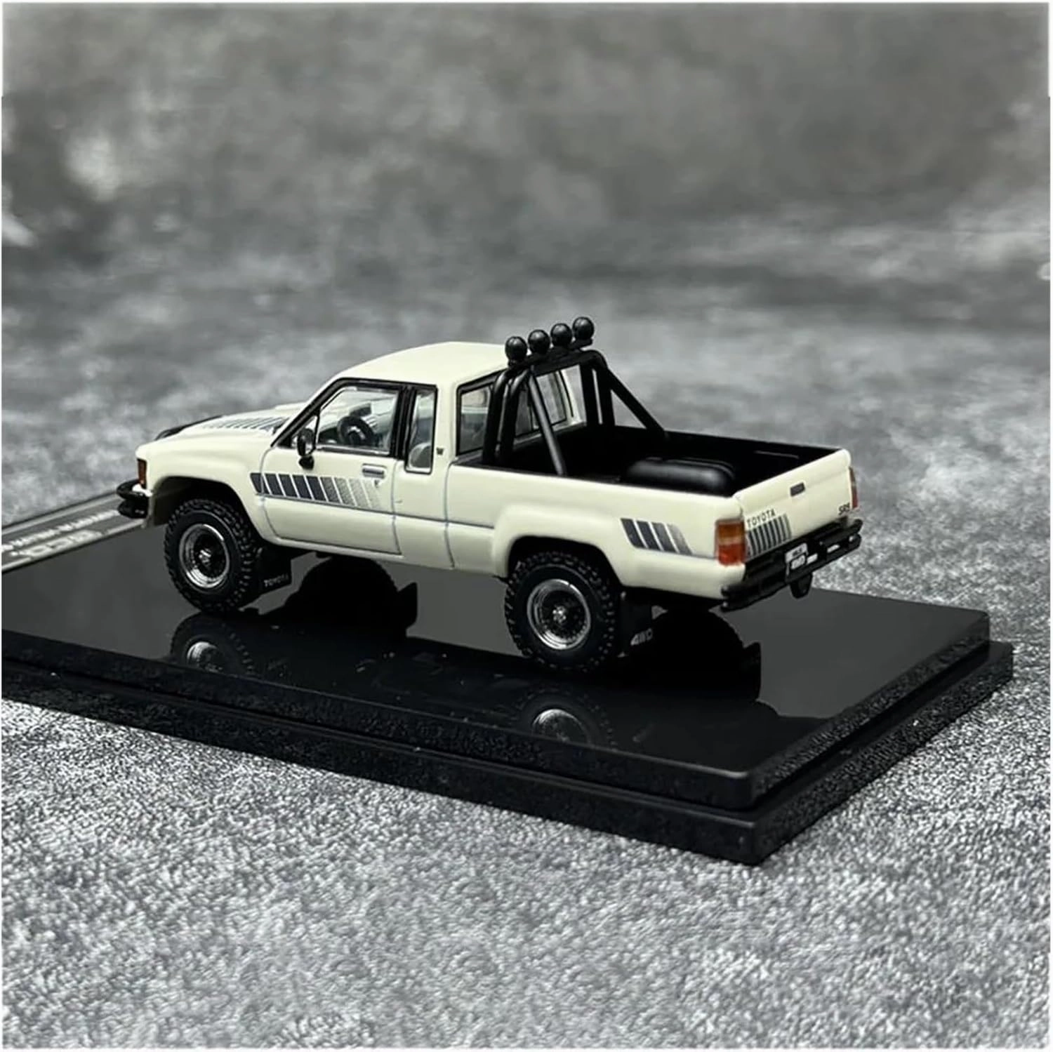 Sports car Metal Model for SR5 Pickup Truck 1:64 Alloy Static Classic Transporter Model Collection Metal Car Ornaments for Home Décor(Yellow)