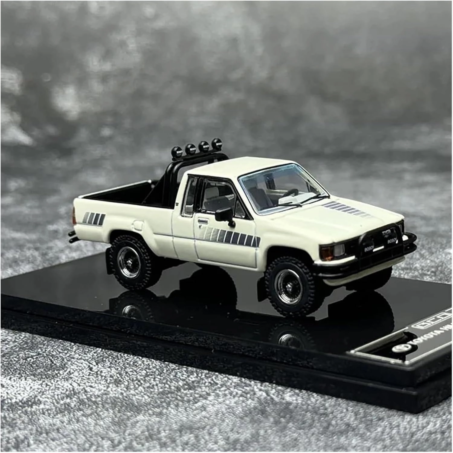 Sports car Metal Model for SR5 Pickup Truck 1:64 Alloy Static Classic Transporter Model Collection Metal Car Ornaments for Home Décor(Yellow)